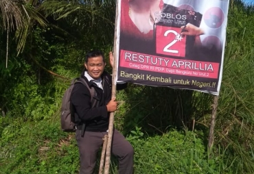 Tampak Masyarakat sedang memperbaiki Spanduk Restuty yang Rusak 