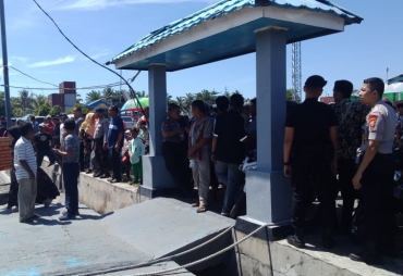 Tampak Masyarakat Pulau Baii Menanti penjemputan Nelayan Trawl