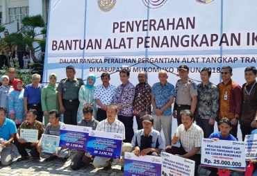 Penyerahan Bantuan Kepada Nelayan Trawl Kabupaten Mukomuko