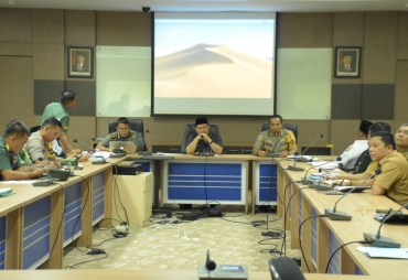 rapat persiapan panitia International Dragon Boat Festival di ruang rapat lantai tiga kantor Bupati Kampar