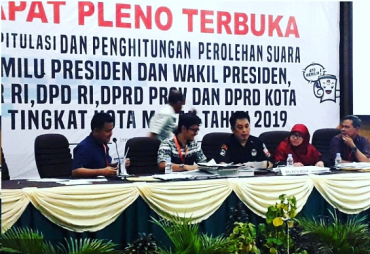 Komisioner KPU Kota Medan Saat menggelar Pleno Rekapitulasi Pilpres