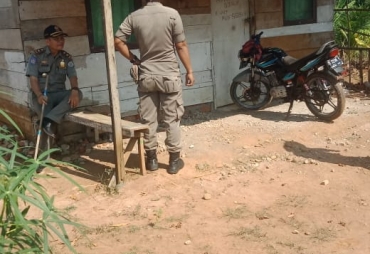Tampak Satpol PP mendatangi Rumah Warga Penguhuni Bangunan Liar 