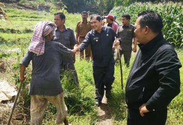 Bupati Karo Tinjau Jalan Tembus Payung-Kuta Suah