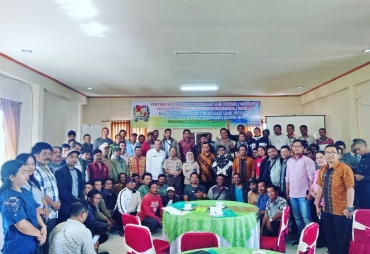 Ket ft: Kadis Pertanian Kab Karo Sarjana Purba,  Parlindungan Lubis SE MSp selaku Kabid Perdagangan Luar Negeri, Ir Hafni Zahara MSc selaku Kepala Balai Karantina, Khairul Manali Ketua Kadin Sumut,  Susi Susanty Ginting direktur PT Juma Berlian Exim foto bersama peserta dari Poktan dan Gapoktan Kab Karo, Kamis ( 27/06 ).