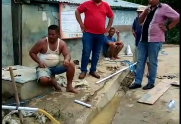 Saat Pihak Konsultan dan Fasilitator Pam Simas dan KKM serta warga Desa Lingga Muda melakukan pengeboran ulang dan sudah terlihat  air mengalir lancar