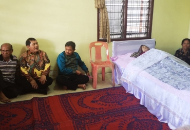 Keterangan foto :Bupati Karo Terkelin Brahmana SH foto bersama Pdt. Agustinus purba disamping jenazah alm.(Rekro Trgn/ist)