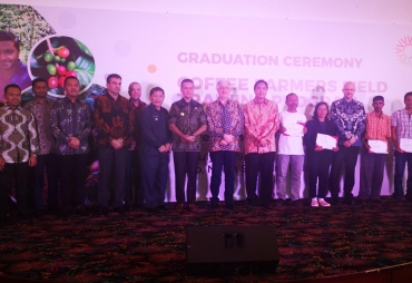 ITFC bersama Wagubsu Musa Rajeksah didampingi bupati Karo Terkelin Brahmana, foto bersama para penggiat petani kopi yang menerima penghargaan sertifikat, dari perwakilan 5 orang kab.dairi dan 5 orang kab. Karo.