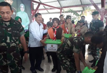 Pangdam I/BB Mayjen TNI M.S Fadhilah didampingi Bupati Karo Terkelin Brahmana, memberikan sejumlah tali asih kepada masyarakat desa naman teran.