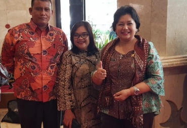 kabag perekonomian Rismawati Br Ginting foto bersama Kasubag putri Mora(ist)