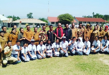 Danu Sebayang SH .MH Salurkan Tali Asih Tahap ll Bagi Siswa SMAN Perbaji