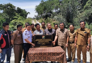 Bupati Karo, Terkelin Brahmana didampingi Asisten Satu Bidang Pemerintahan Setdakab Karo, Drs Suang Karo-karo, Kepala Dinas Perhubungan Gelora Fajar, SH, MH, Plt Kepala Dinas PUPR, Paksa Tarigan, ST. Kabid Bina Marga Hendra Mitcon Purba, Kepala Dinas  Pertanian Ir Metehsa Purba, Kepala Dinas Kesehatan, Irna S Meliala, dan perwakilan keluarga besar Pahlawan Nasional Kiras Bangun (Garamata), Camat Payung Jepta Tarigan, Kepala Desa Batukarang, Roin Andreas Bangun saat meresmikan Jembatan Napak Tilas Pahlawan N
