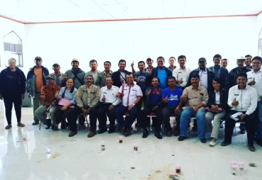 Kelompok peternak budidaya ikan foto bersama dengan Kadis Perikanan Kabupaten Karo Sarjana Purba usai rapat kendala pemasaran pasca panen di kantornya,  Rabu (31/7).