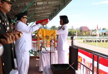 bupati karo Terkelin Brahmana Irup detik detik memperingati hari proklamasi  dan memberikan bendera Merah Putih untuk dikibarkan oleh petugas Paskibraka.