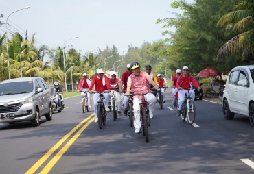 Menuju Lokasi Panjat Pinang, Gubernur dan FKPD Bersepeda Bersama