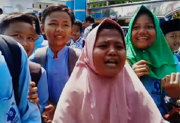 Puluhan Siswa SDN 62 Gelar Aksi Dana