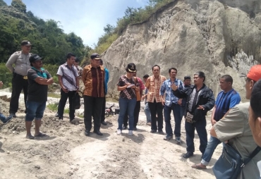 Lhk bersama tim Monev melakukan pengecekan penambangan galian C milik pengusaha yang dituding warga menyalahi aturan.