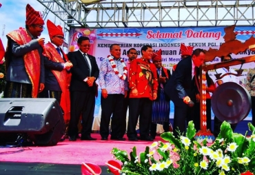 Gubsu didampingi Bupati Karo disaksikan Pdt moderamen GBKP, serta panitia yayasan Ate Keleng,melakukan pemukulan Gong. (dok)