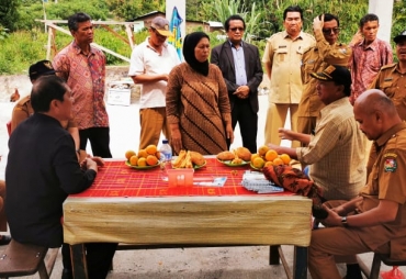 Bupati karo didampingi para OPD disambut keluarga /panitia pembangunan monumen /museum di lau kemit desa seberaya. (TO/ist)