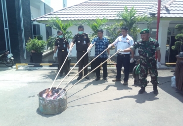 Kejari PALI Musnakan Puluhan BB 