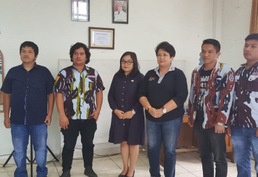 Kepala Bagian Perekonomian dan SDA pada Sekretariat Daerah Kabupaten Karo, Rismawati Br Ginting, SE didampingi Kasi Putri Mora Br Sitepu usai diskusi diabadikan dengan Ketua Satuan Pelajar dan Mahasiswa (Sapma) Ikatan Pemuda Karya (IPK) Kabupaten Karo, Anugrah Kacaribu, SH didampingi wakil ketua Monas Ginting, SSos, Wakil Sekretaris Ekin Sura Tarigan, SPd dan Alex Wakil Bendahara.