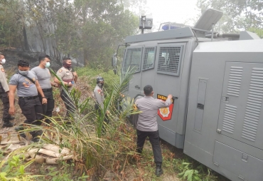 Polres Kampar Kerahkan Mobil AWC Bantu Pemadaman Karlahut di Wilayah Salo