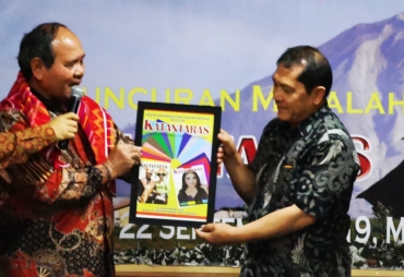 Bupati karo Terkelin Brahmana menerima majalah Katantaras Usai launching oleh Nelson Barus mewakili Redaksi
