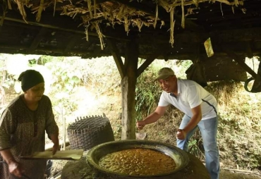 Bupati Tubaba Acungi Jempol Semangat Warga Desa Sungai Landia