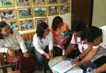 Kadis Sosial sedang menandatangani berita acara penyerahan bayi untuk dibawa ke Panti Asuhan di Medan