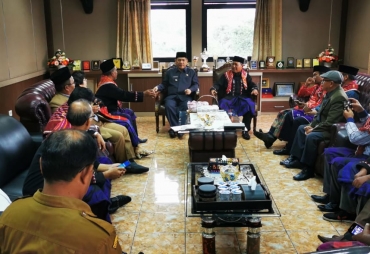 Bupati karo Terkelin Brahmana menerima oleh oleh" cimpa" dari pengurus Lakonta, saat audensi diruang bupati karo