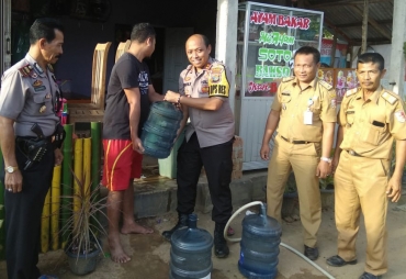 Polres Tulang Bawang Bagikan Ribuan Liter Air Bersih di Dua Kampung