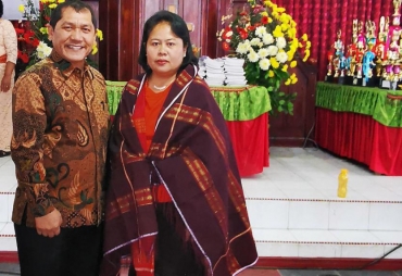 Bupati karo Terkelin Brahmana  foto  bersama Nursiti Br Sembiring peraih lelang tertinggi senilai 10 juta  kain Jongkit Corak baru
