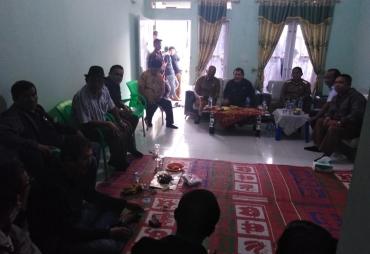 bupati karo Terkelin Brahmana didampingi OPD berkunjung ke desa Batukarang, dan disambut warga Ramli Bangun dan Kepala desa Roin Andreas Bangun