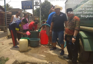 BPBD Salurkan Bantuan Air Bersih ke Desa Tumbuan