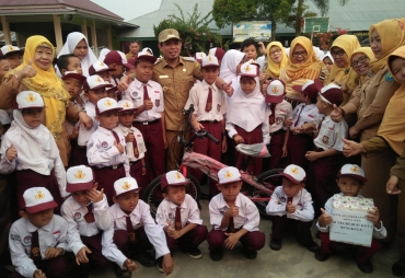 Wawali dan Kadisdikbud Bagikan Bantuan GPS