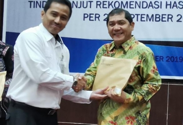 Bupati Karo Terkelin Brahmana menerima Hasil pemantauan tindak lanjut rekomendasi hasil pemeriksaan BPK Perwakilan Propinsi Sumatera Utara Per 24 September 2019 oleh Kepala subauditoriat sumut I Andanu SE MSi Ak