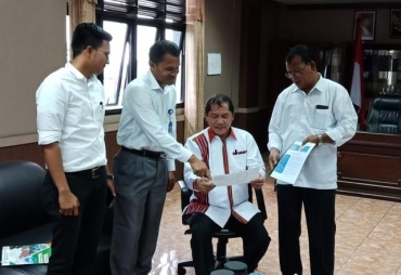 Bupati karo Terkelin Brahmana menerima penyerahan hasil Indeks Pembangunan Manusia (IPM)  dari BPS Kabupaten Karo Yustinus Sembiring  yang hasilnya menunjukkan memuaskan