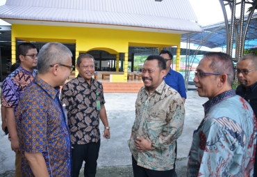 Bupati Kampar Upayakan 16 Desa Terisolir Teraliri Listrik