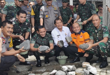 peletakan batu pertama perbaikan rehab  jambur  di Tiga Pancur sebagai perwakilan dari 5 jambur desa