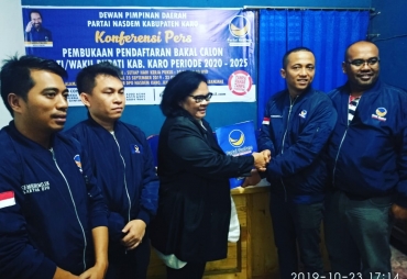 Almina Bangun Kembalikan Formulir ke Partai Nasdem Karo