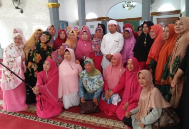 Wakil Walikota Bengkulu Berfoto Bersama Usai Pembukaan Pertemuan BMKT Kecamatan