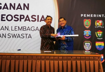 Bupati Karo Terkelin Brahmana melakukan penandatanganan MoU dengan BIG dengan 3  Kementerian/ lembaga 16 pemda dan 1 pihak swasta di Cibinong Jakarta - Bogor