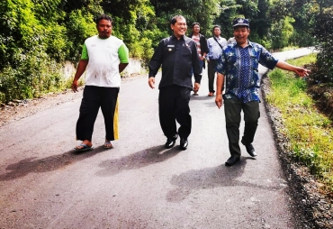 Bupati Karo Terkelin Brahmana didampingi Plt PUPR Paksa Tarigan dan warga setempat saat meninjau Jalan Alternatif