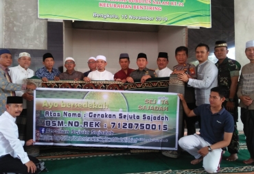 Wawali Salurkan Bantuan Sejadah ke Masjid Subulussalam 