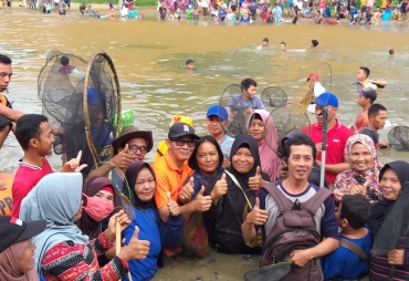 Bupati Kembali Lestarikan Budaya Nanggok Ikan