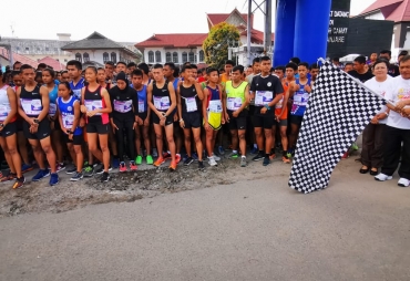 Bupati Karo Terkelin Brahmana didampingi Ketua TP PKK kab karo Ny Sariati Ketua pelaksana Hakim Torong dan Camat Kabanjahe melepas peserta lari 10 K dan lari 5 K