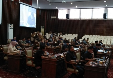 Rapat Paripurna Pembacaan R-APBD Provinsi Dihujani Interupsi 