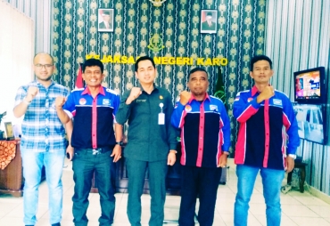 Kasi Intel Arif Kardaman SH Ketua LAMI Rekro Tarigan Kajari Karo Denny Achmad SH MH Sekretaris LAMI Herlin Barus dan Bendahara John Ginting saat Beraudiensi di Ruangan Kajari Kabanjahe