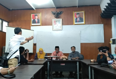 DLHK Lakukan Uji Lab Air Pantai Teluk Sepang