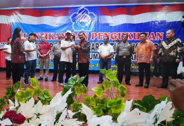 Tokoh dan sesepuh etnis Tionghoa Kabupaten Karo Alex Chandra memberikan apresiasi dan penghargaan kepada Bupati Karo Terkelin Brahmana Eddy Juandi Ketua PSMTI Sumatera Utara periode sebelumnya Tamin Sukardi yang juga dikenal owner Hotel Internasional Sibayak Berastagi dan juga Taman Simalem Resort yang diwakili keluarganya Ketua PSMTI Sumut Tongariodjo Angkasa Ginting Brigjen Pol Ricky Wakano Ginting Drs Effendy Hansen Ng Sinulingga