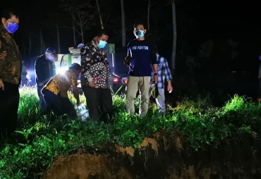 Bupati Karo Terkelin didampingi sejumlah OPD menyisir saluran parit dan ditemukan bangkai babi yang sudah bau dan membusuk